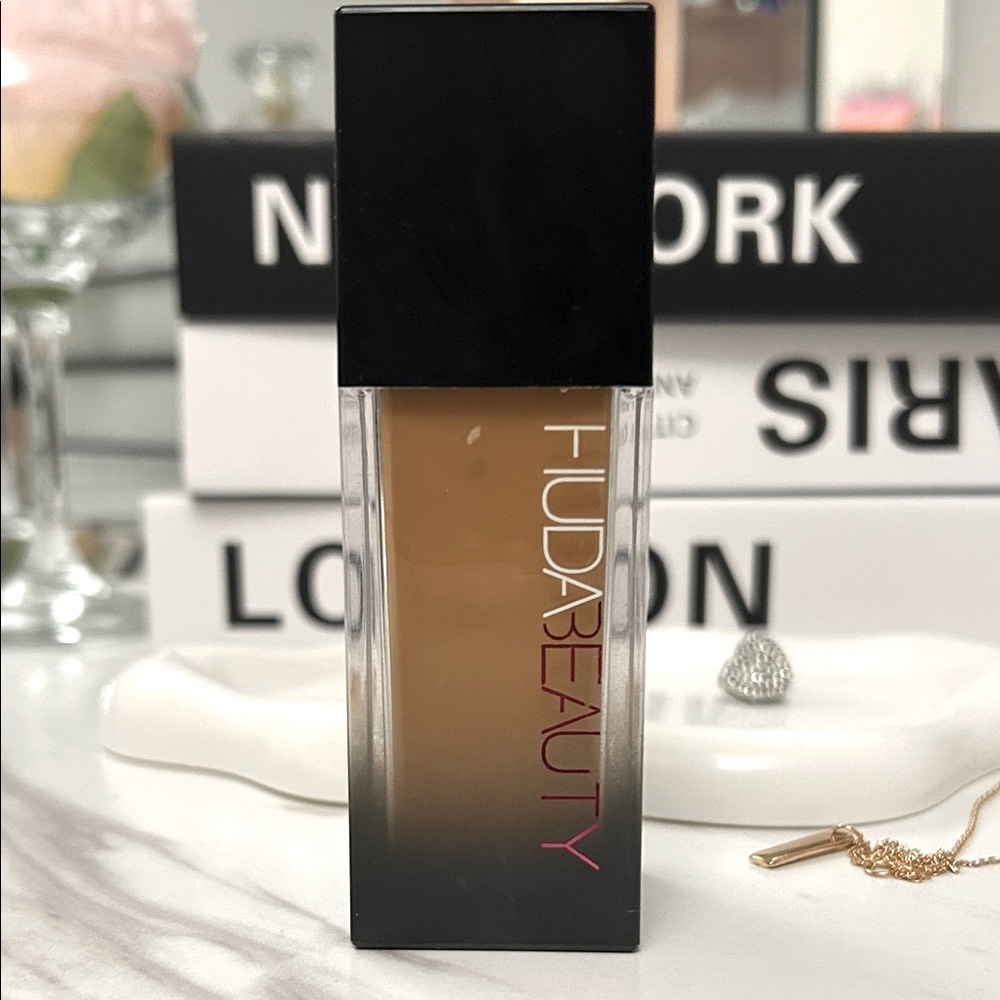 HUDA BEAUTY Foundation - Rich Brown